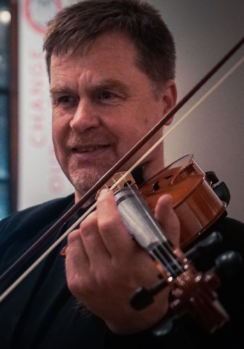 Peter Sulski playing violin
